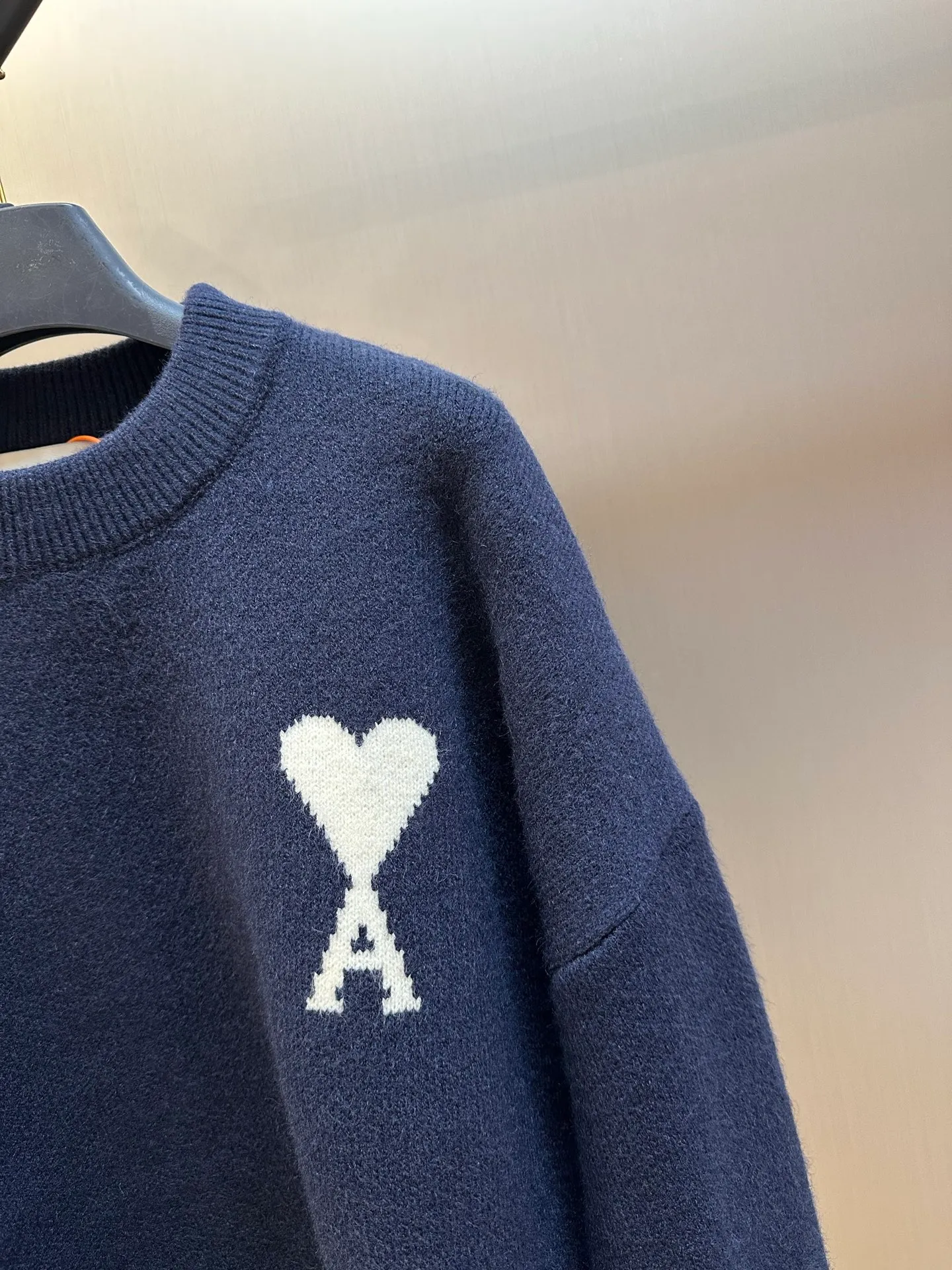 Ami Paris love jacquard crew neck sweater is made of custom-woven and dyed luxurious merino wool. A contrasting love heart appears on the chest, making it highly recognizable. The elegance and spontaneity of French fashion are the ultimate simplification of color. It is made of jacquard tissue imported from Germany, and the arrangement and interweaving of yarns are precisely controlled. The Ami love jacquard artistic pattern is carefully interwoven on the loom, making the fabric more vivid and three-dimensional. The garment washing water is softened and deodorized using professional washing equipment and specific detergents to deeply clean and deodorize the clothes, improving the feel and appearance of the clothes size: s m l xl